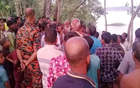 বিষখালী নদীতে ইলিশ ধরতে গিয়ে ট্রলার থেকে পড়ে জেলে নিখোঁজ